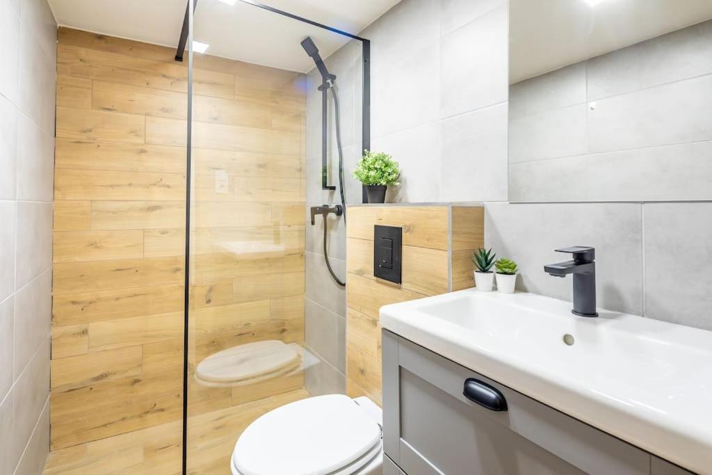 Cityscape Budget Doubledecker B Apartment